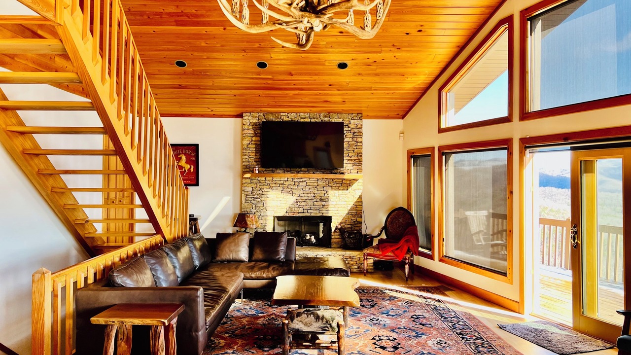 Photo of Livingroom in Hiawassee