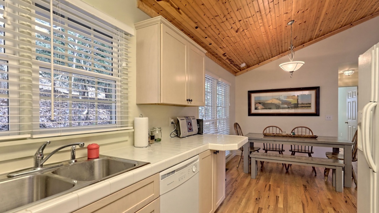 Photo of Bedroom in Screamer Mountain