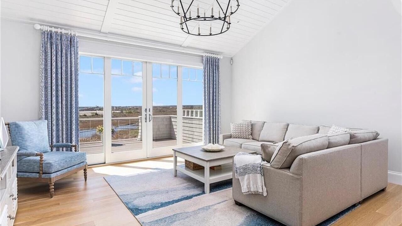 Photo of Livingroom in Narragansett