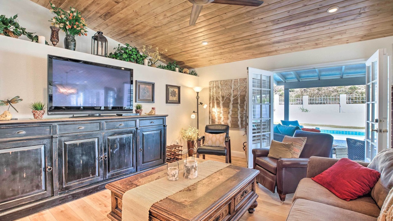 Photo of Livingroom in Desert Foothills Estates