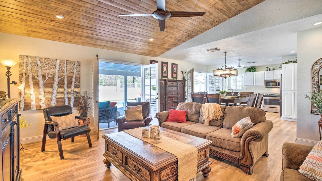 Photo of Livingroom in Desert Foothills Estates