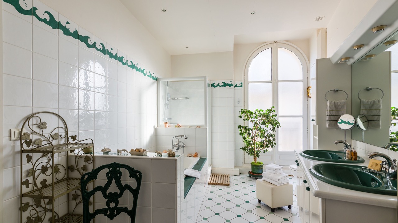 Photo of Bathroom in Notre-Dame-des-Champs
