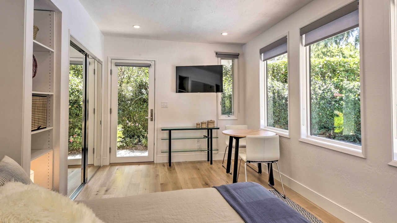 Photo of Bedroom in Linfield Oaks