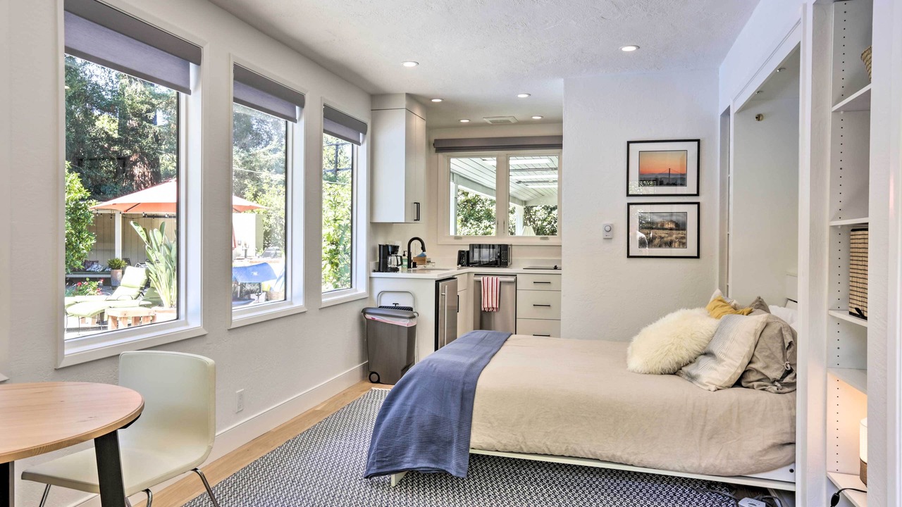 Photo of Bedroom in Linfield Oaks