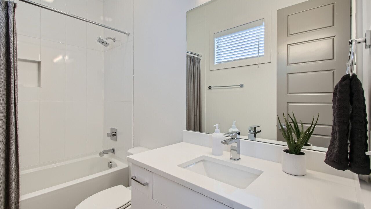 Photo of Bathroom in Hurwood Heights