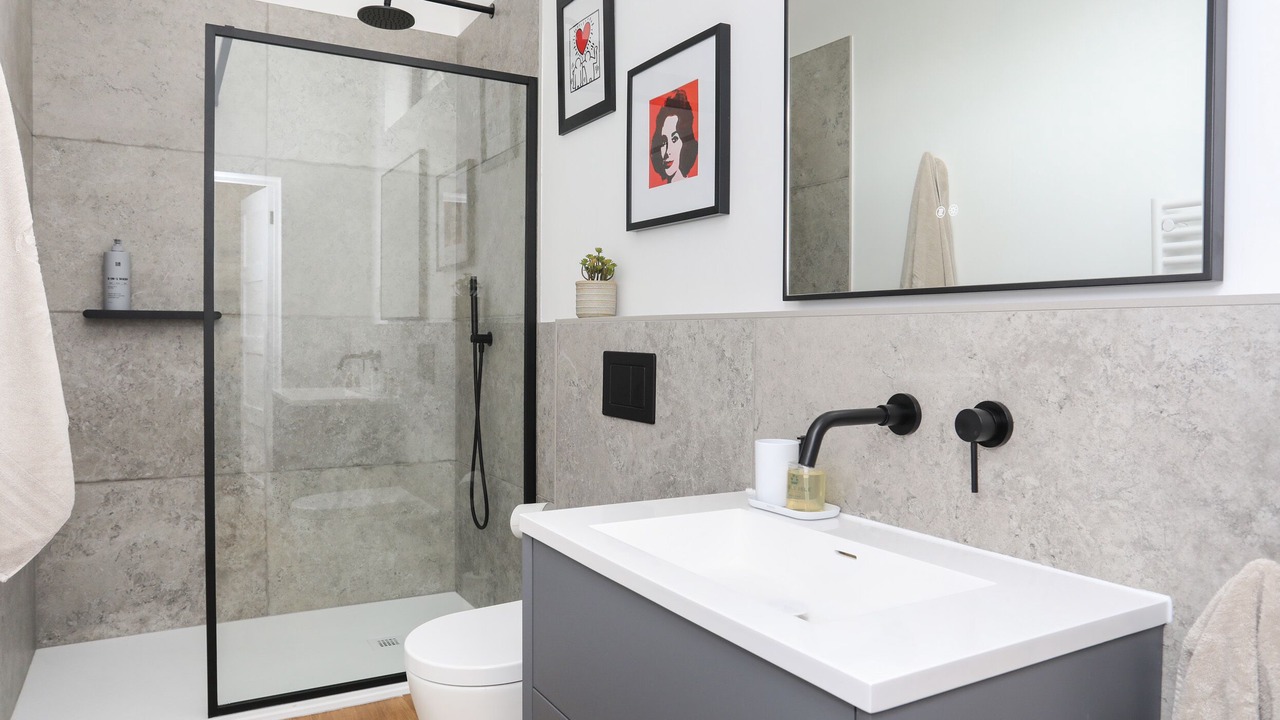 Photo of Bathroom in Henryd