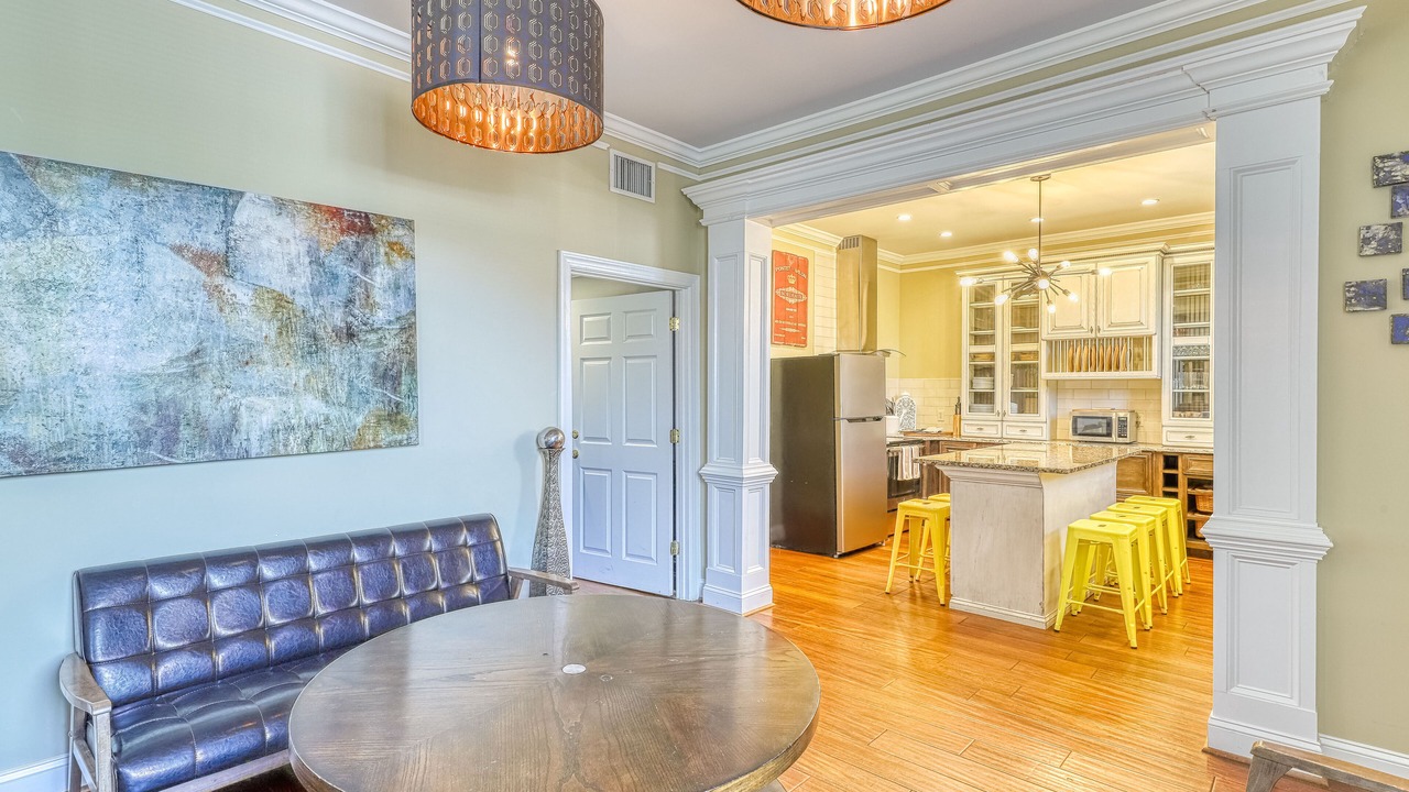Photo of Livingroom in Old West Broad Neighborhood