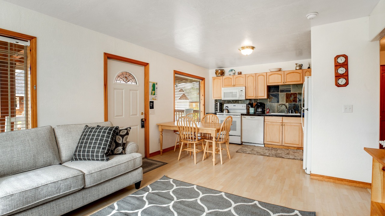 Photo of Livingroom in Rockaway Beach