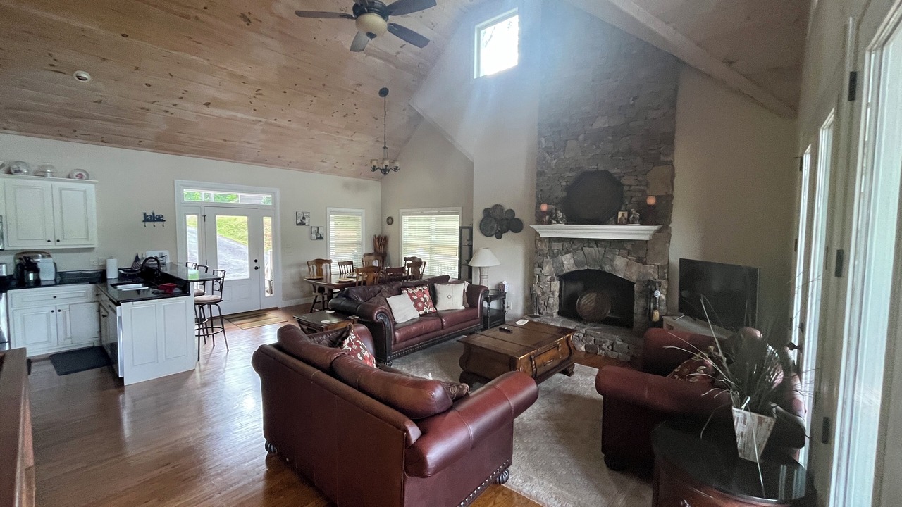 Photo of Livingroom in Hiawassee