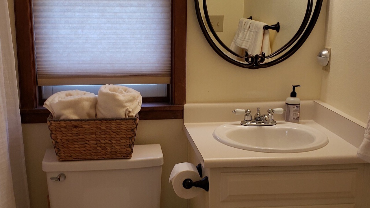 Photo of Bathroom in Siskiyou-Hargadine Historic District