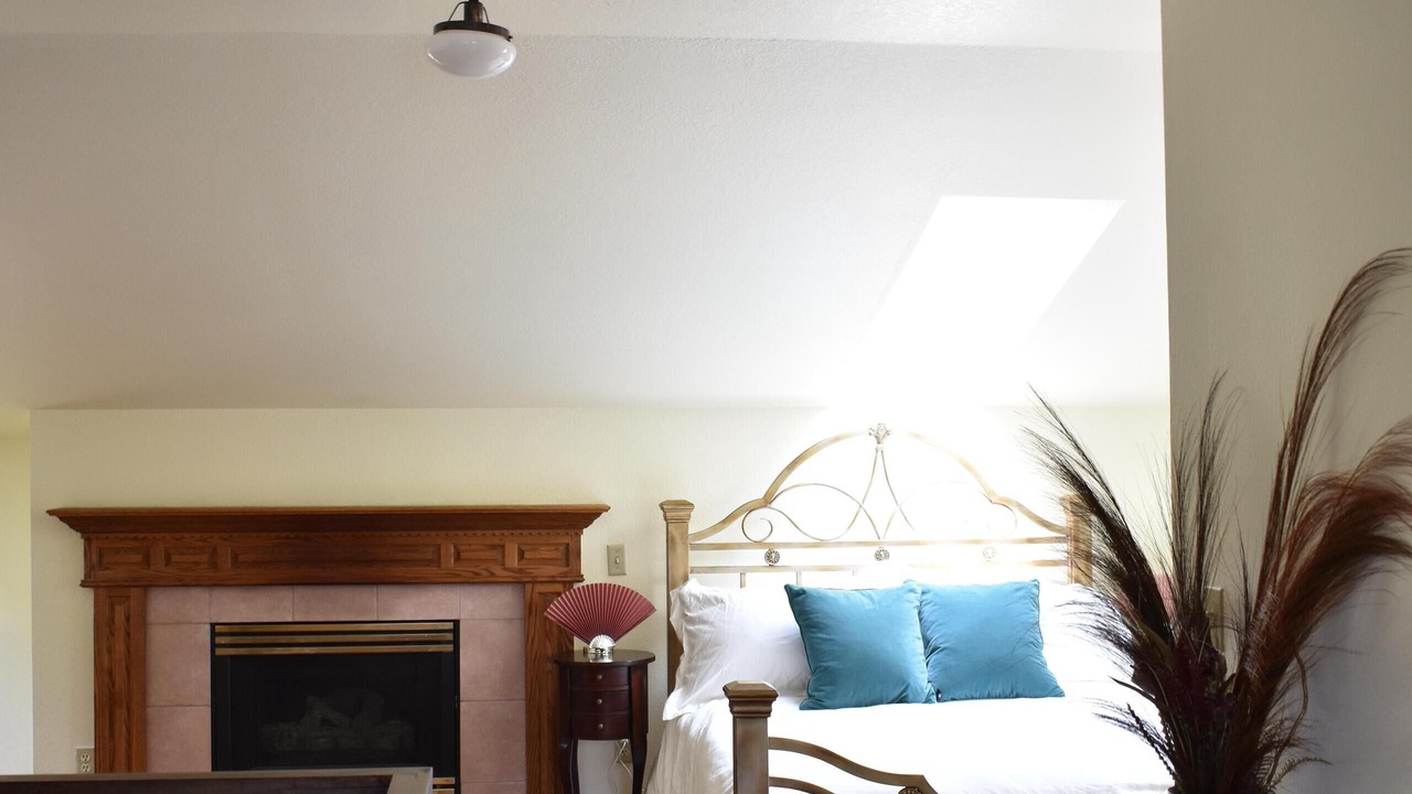 Photo of Bedroom in Siskiyou-Hargadine Historic District