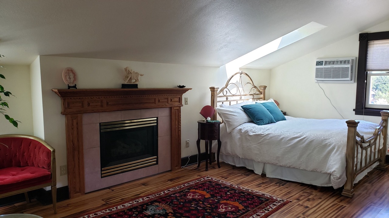 Photo of Bedroom in Siskiyou-Hargadine Historic District