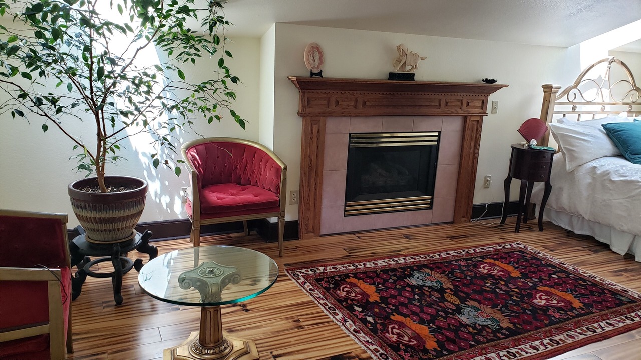 Photo of Bedroom in Siskiyou-Hargadine Historic District