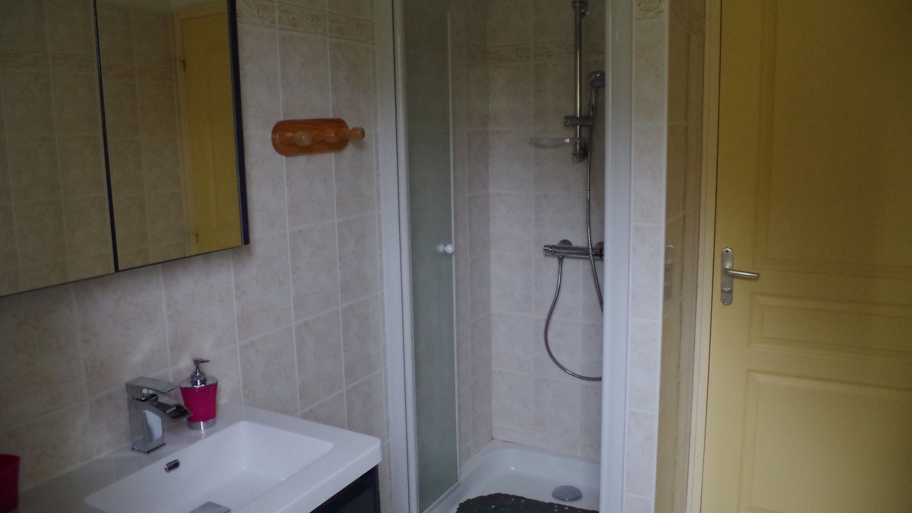 Photo of Bathroom in Treveneuc