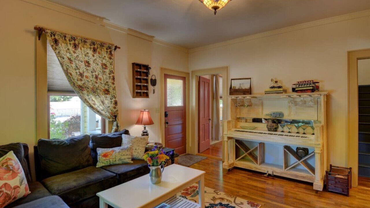 Photo of Livingroom in Jacksonville
