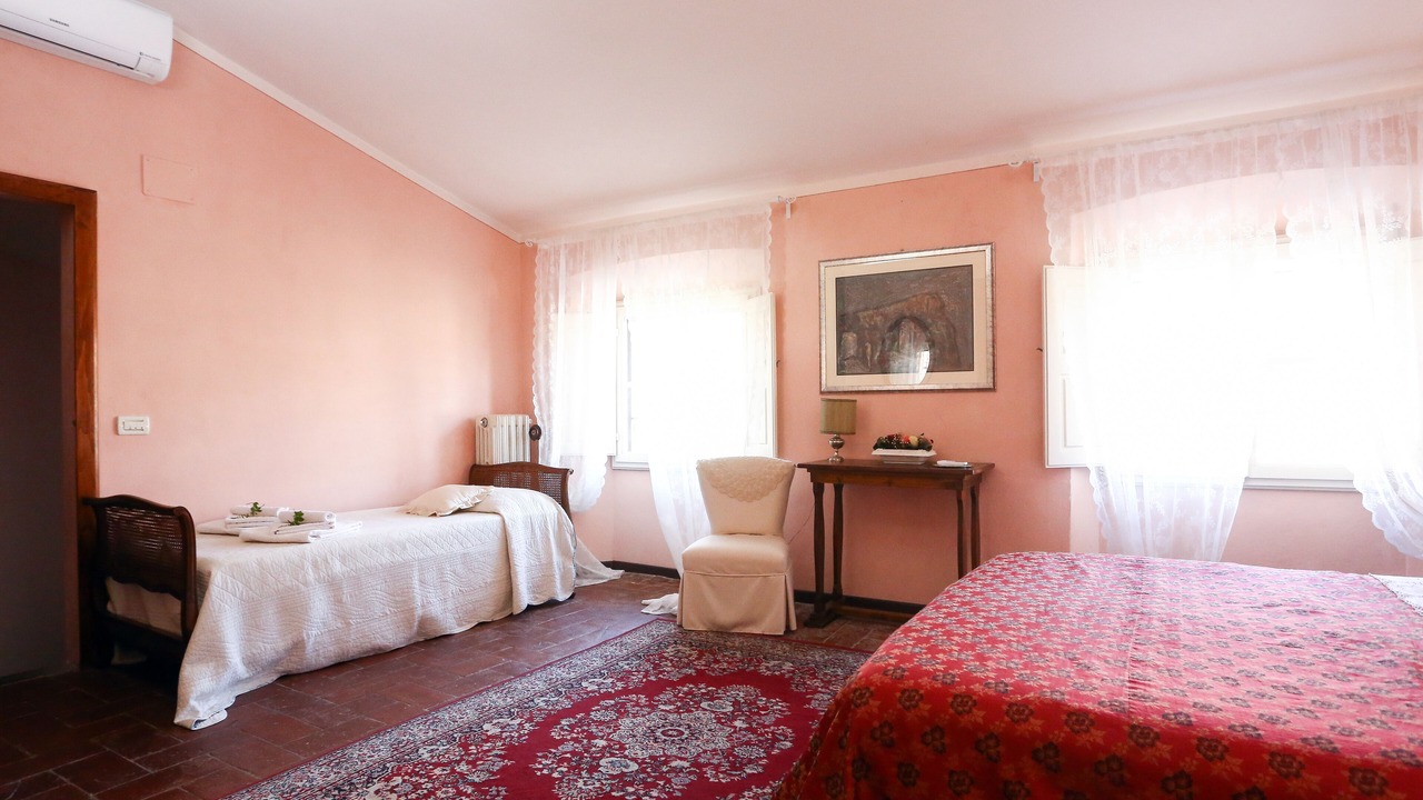 Photo of Bedroom in Buti