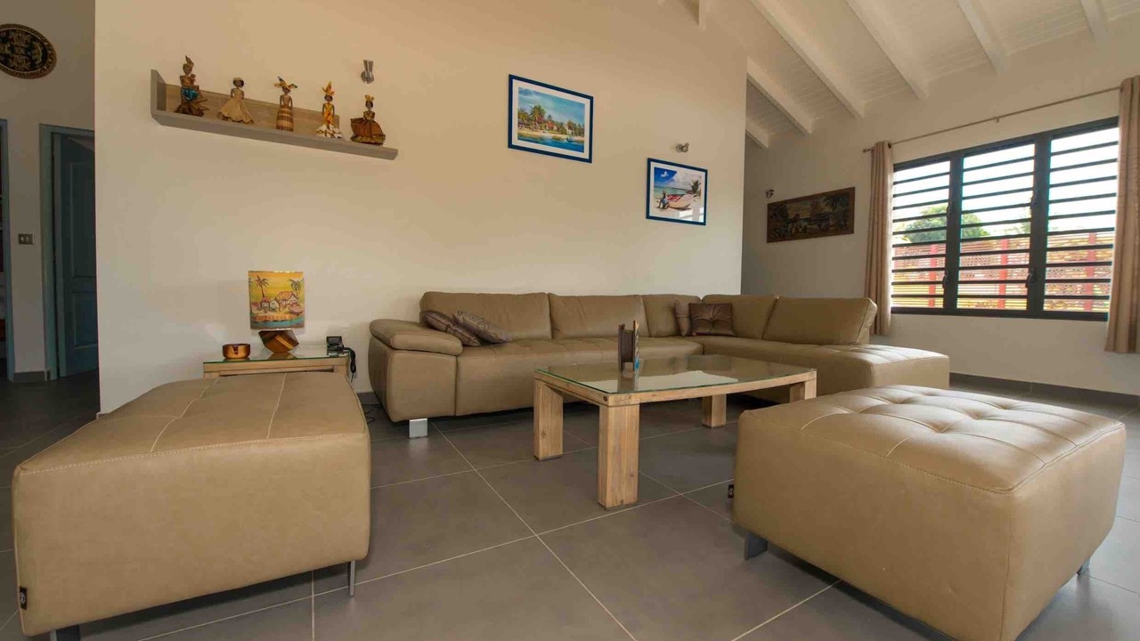 Photo of Livingroom in Circuit 1C1