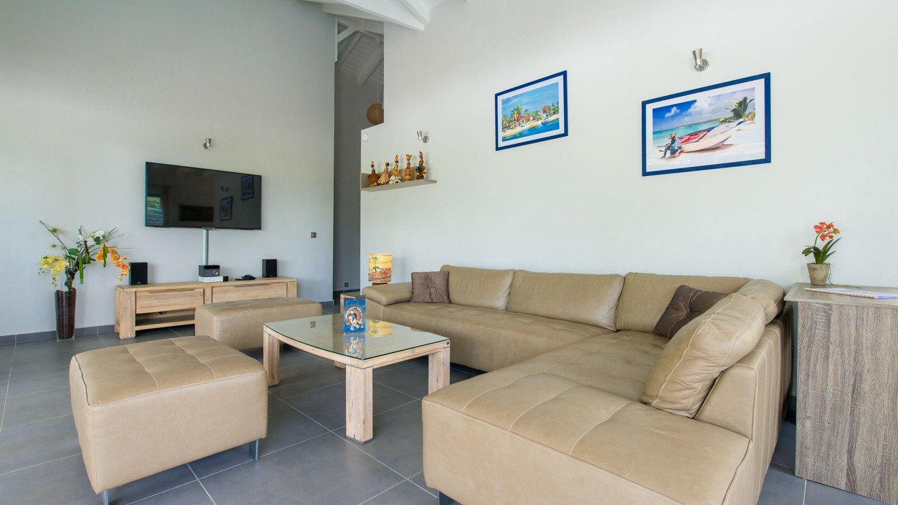 Photo of Livingroom in Circuit 1C1