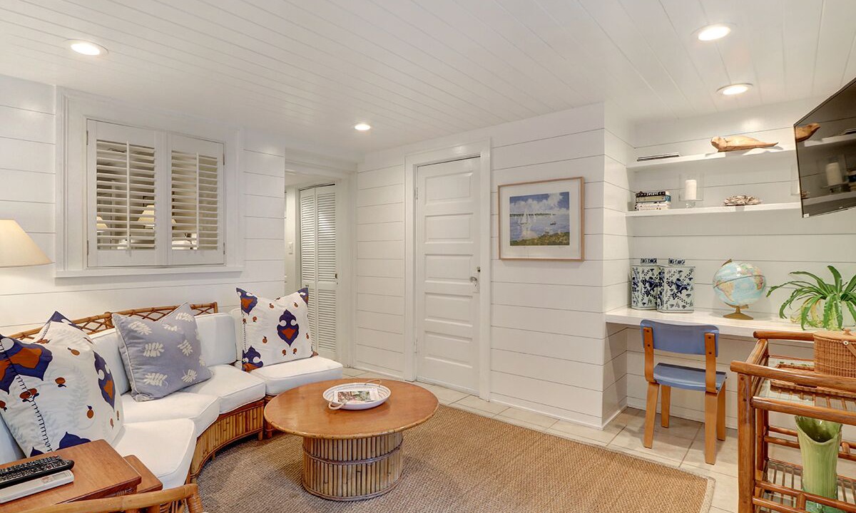 Photo of Livingroom in Old West Broad Neighborhood