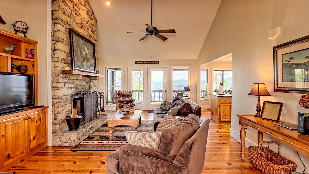 Photo of Livingroom in Eagles View