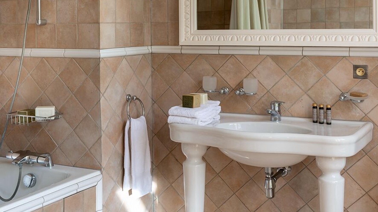 Photo of Bathroom in Courtomer