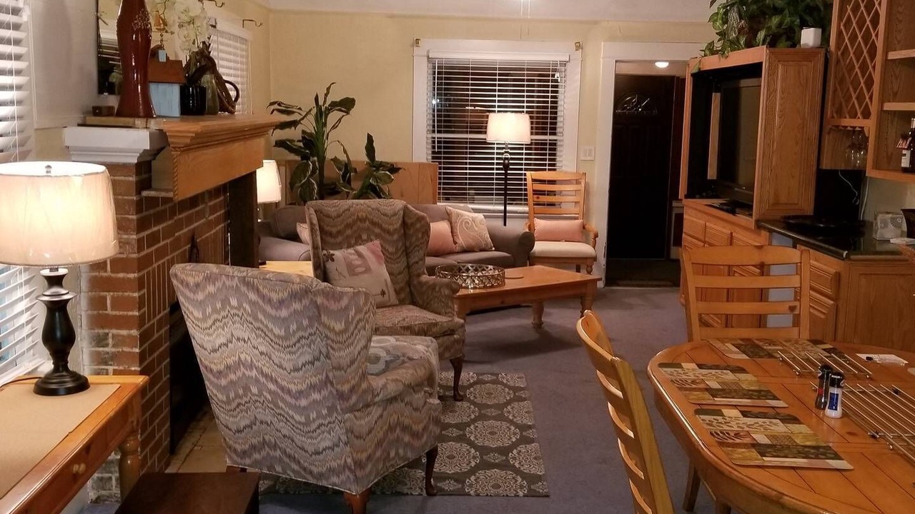 Photo of Livingroom in Downtown Klamath Falls