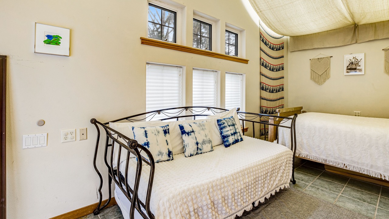 Photo of Bedroom in Rockaway Beach