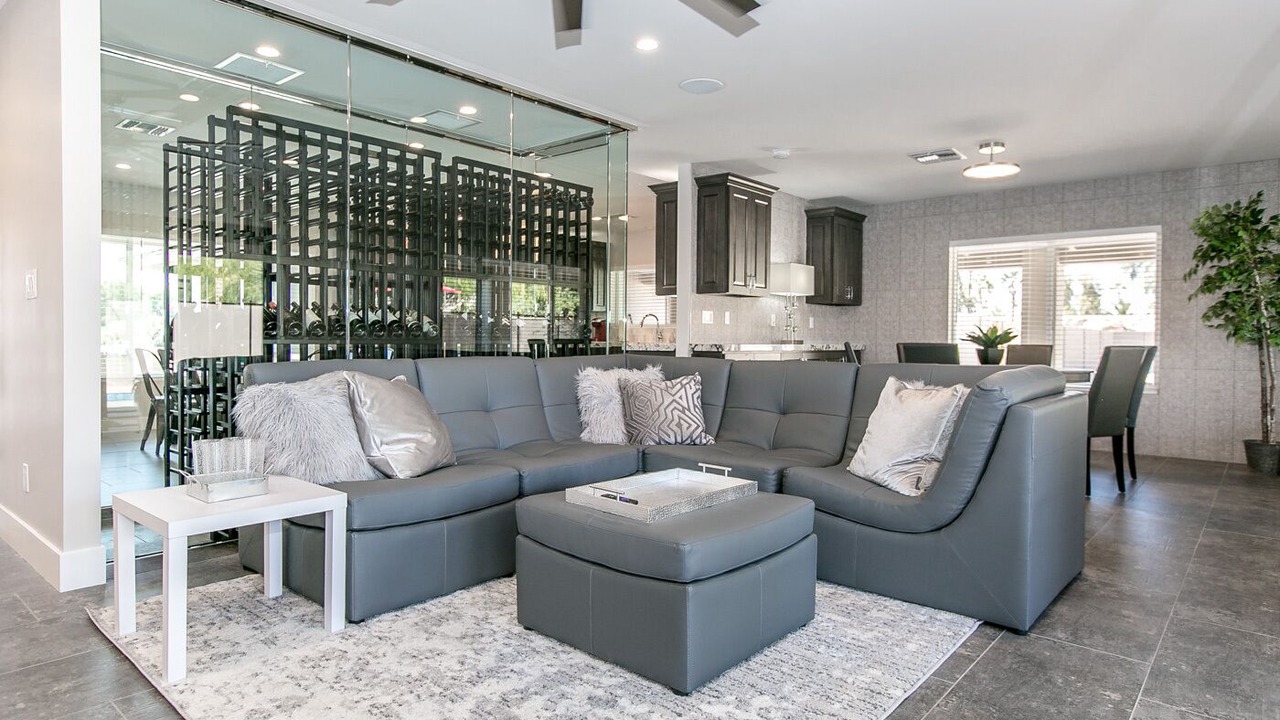 Photo of Livingroom in Thunderbird East