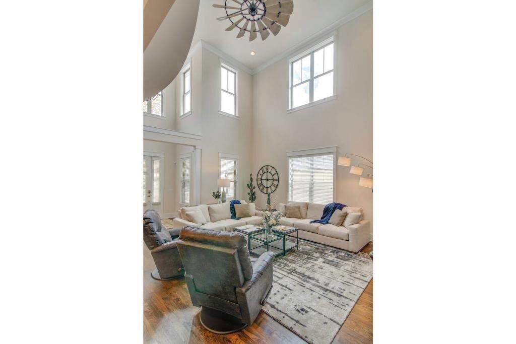 Photo of Livingroom in Shelby Hills