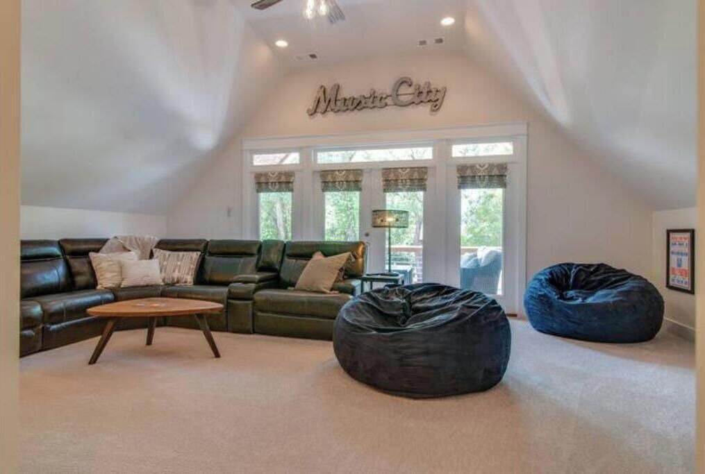 Photo of Livingroom in Shelby Hills