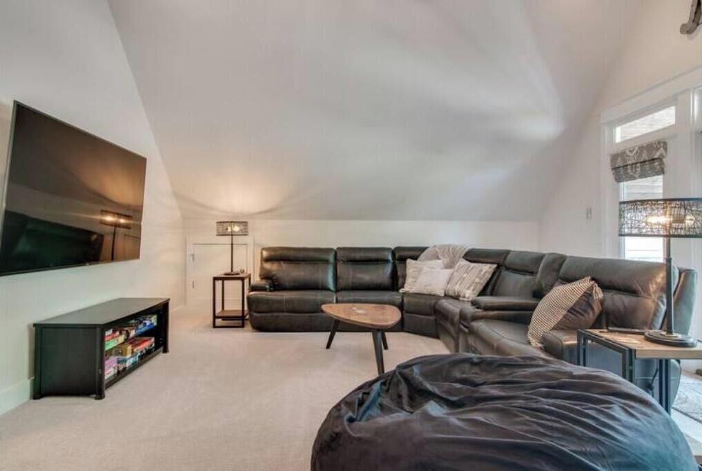 Photo of Livingroom in Shelby Hills