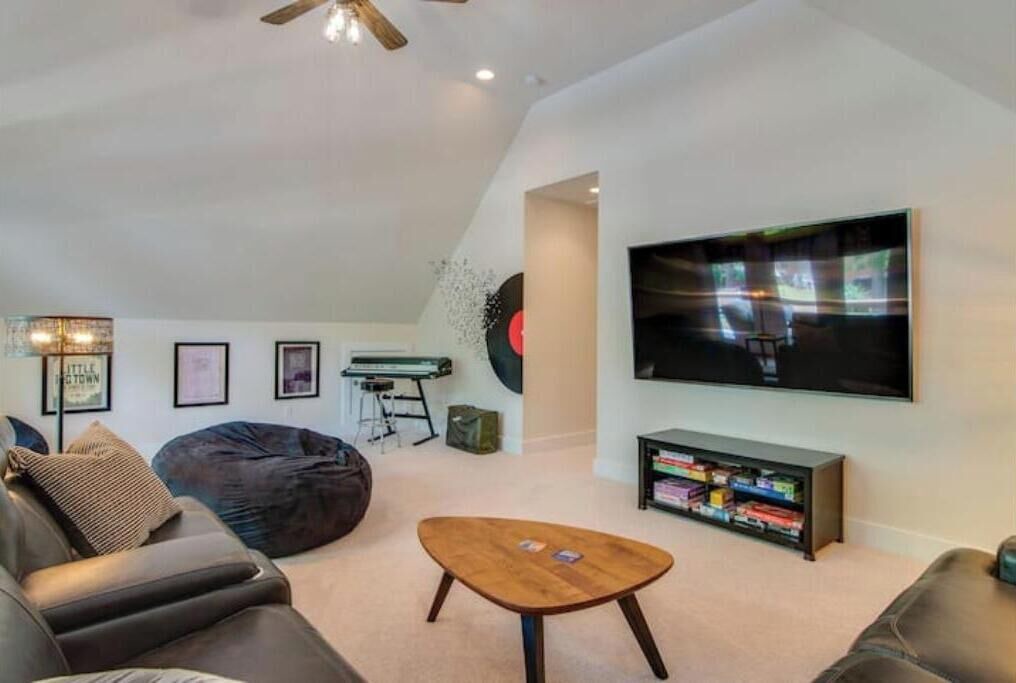Photo of Livingroom in Shelby Hills