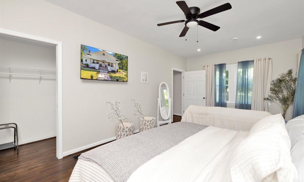 Photo of Bedroom in Crestline Heights