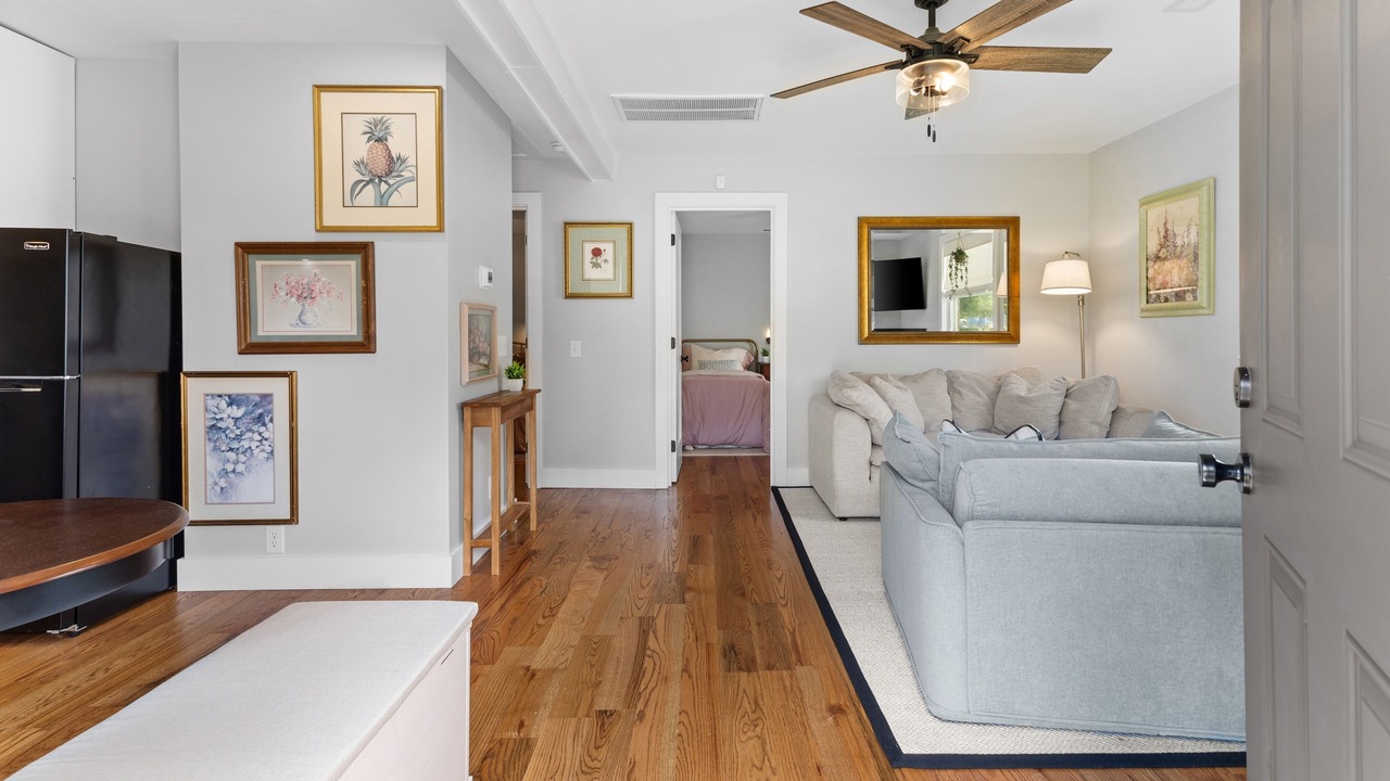 Photo of Livingroom in Hadley - Washington