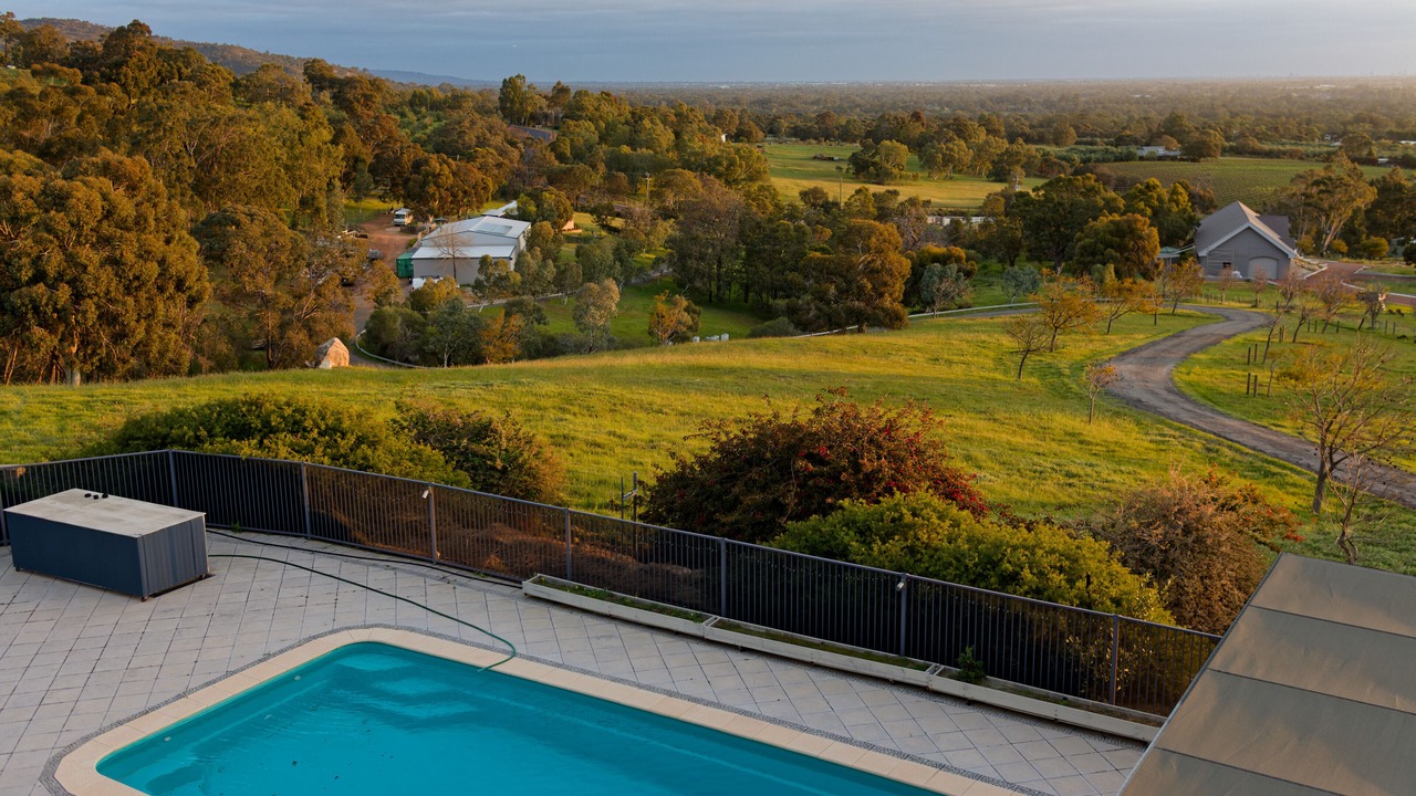 Photo of Outdoor in Baskerville