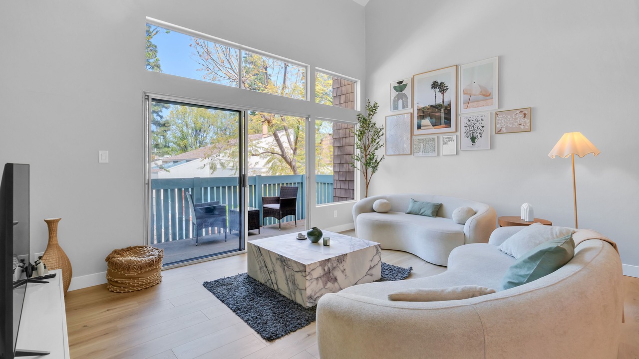 Photo of Livingroom in Tarzana