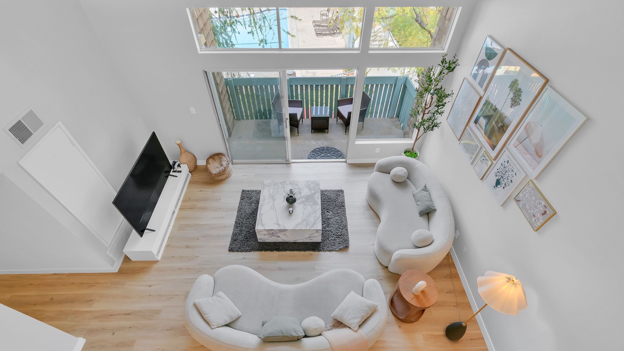 Photo of Livingroom in Tarzana