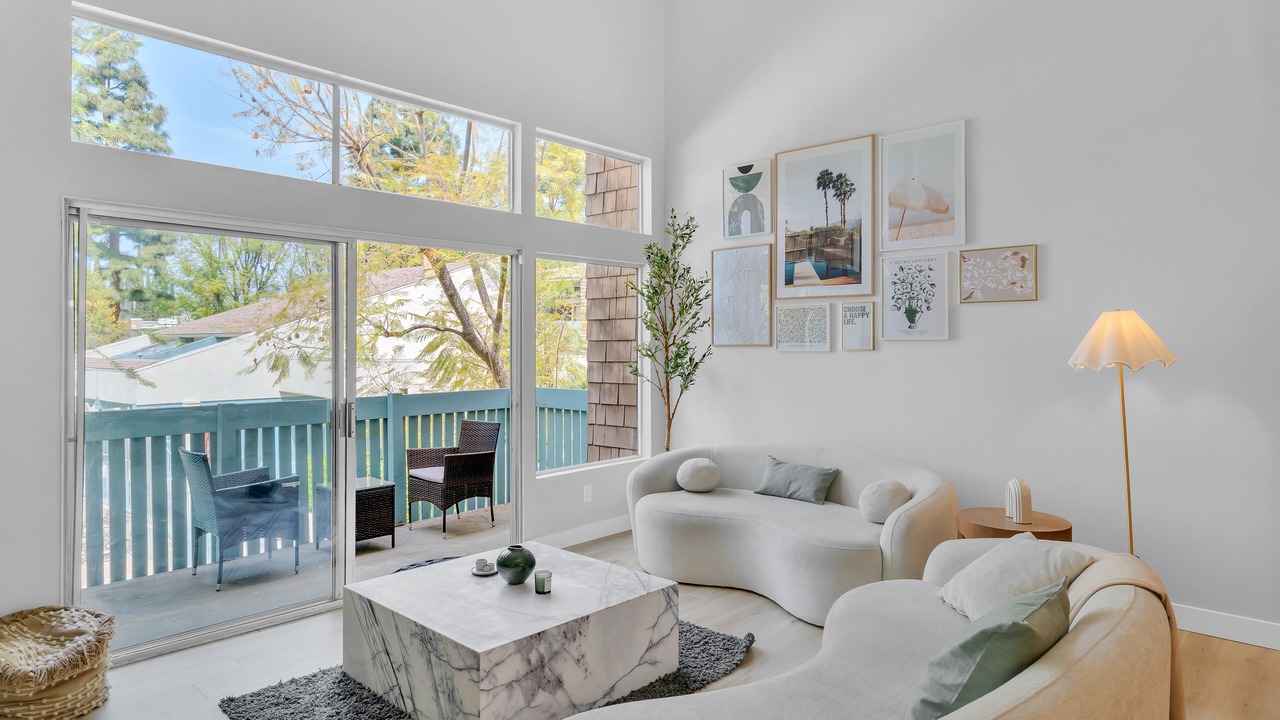 Photo of Livingroom in Tarzana