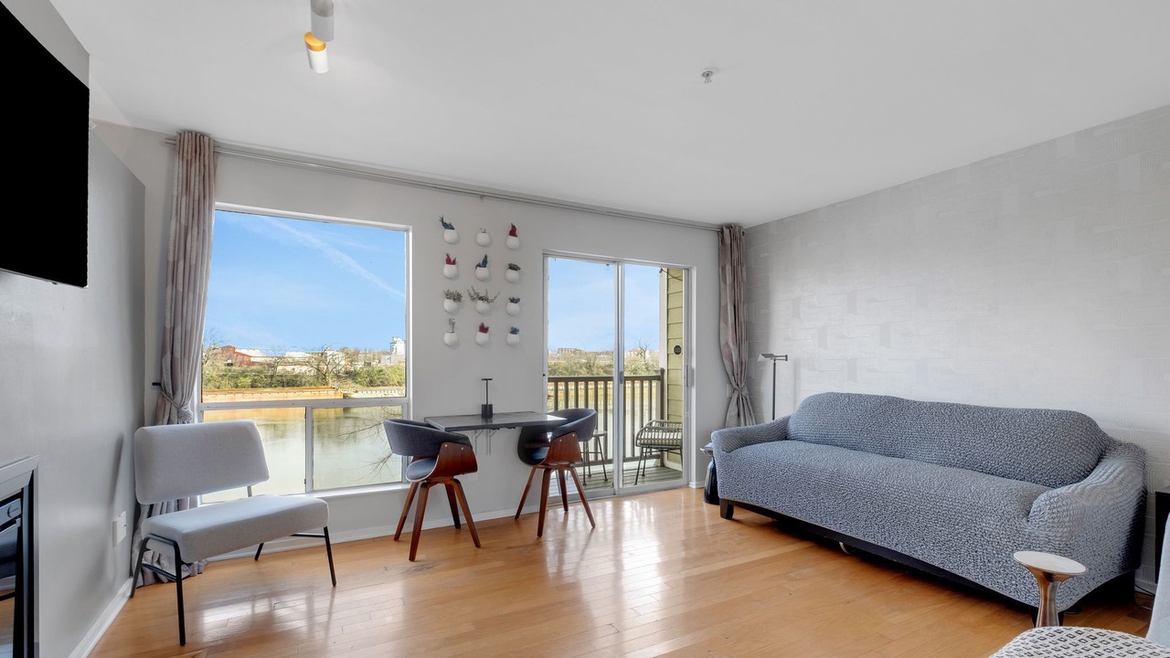 Photo of Livingroom in North Capitol