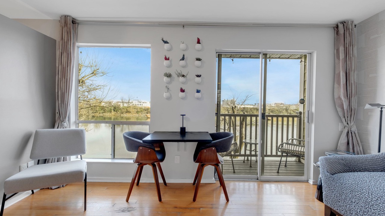 Photo of Livingroom in North Capitol