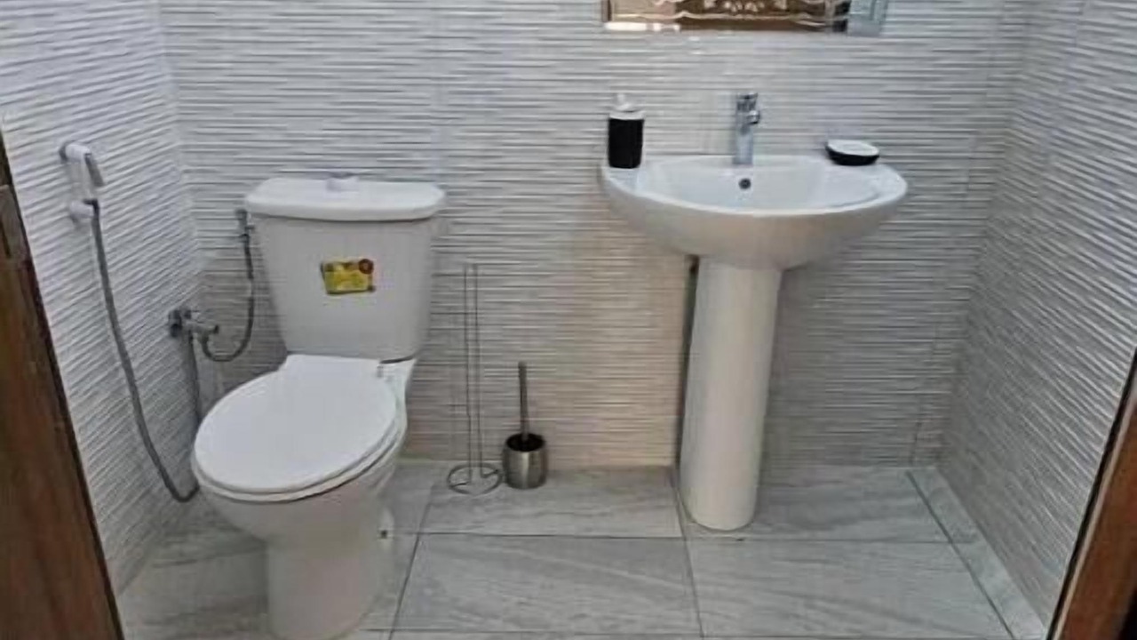 Photo of Bathroom in Yenne Tode