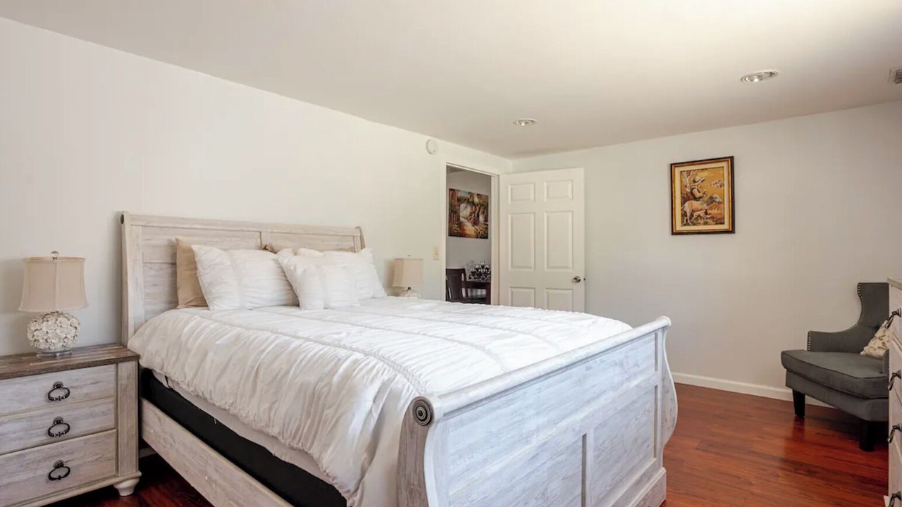 Photo of Bedroom in Lake Balboa