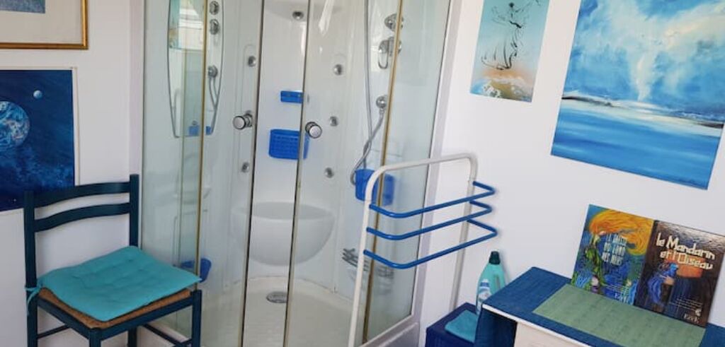 Photo of Bathroom in Quemeneven