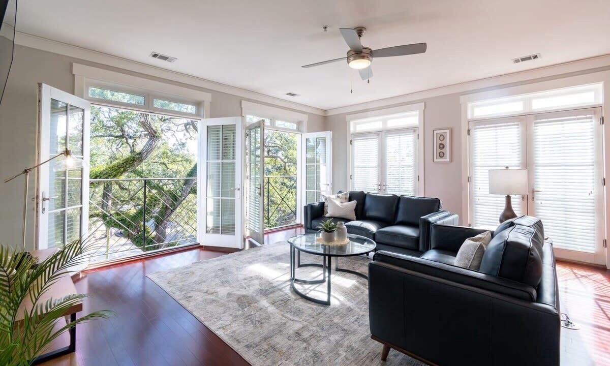 Photo of Livingroom in Old West Broad Neighborhood