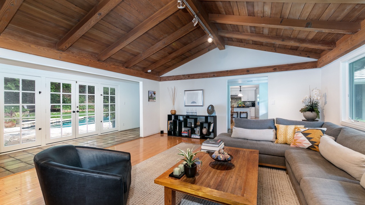 Photo of Livingroom in Tarzana