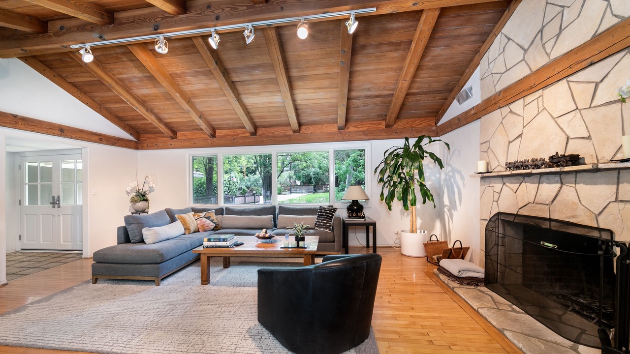 Photo of Livingroom in Tarzana