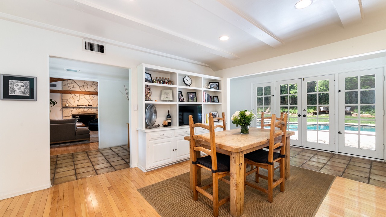 Photo of Livingroom in Tarzana
