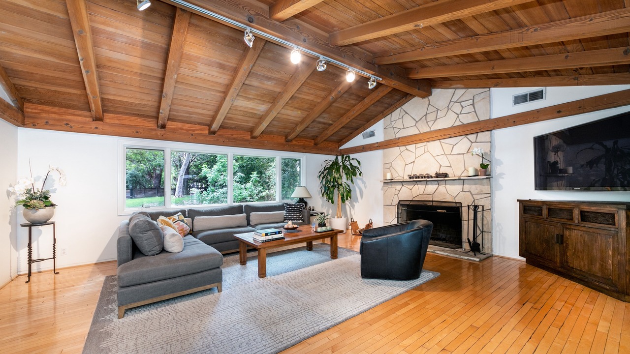 Photo of Livingroom in Tarzana