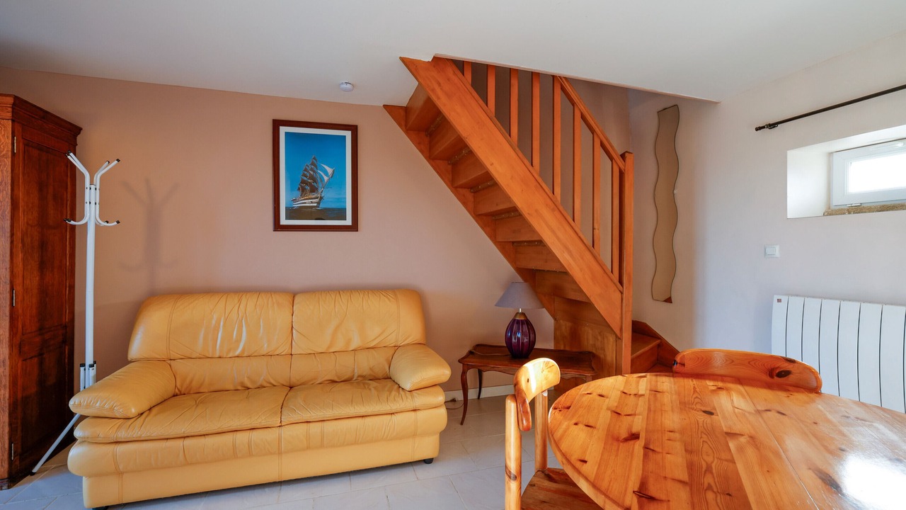 Photo of Livingroom in Cast