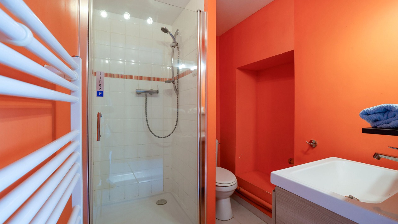 Photo of Bathroom in Cast